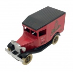 LLEDO - Antiga miniatura de ferro com partes plásticas da Lledo, coleção Days Gone, feito na Inglaterra nos anos 80. Escala 1:50 / 1:64 (box scale). Retrata carro Stroh's. Pode conter ínfimas marcas.