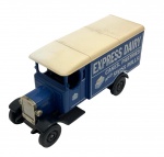LLEDO - Antiga miniatura de ferro com partes plásticas da Lledo, coleção Days Gone, feito na Inglaterra nos anos 80. Escala 1:50 / 1:64 (box scale). Retrata carro Express Dairy. Pode conter ínfimas marcas.