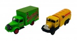 CORGI - Lote com 2 miniaturas de caminhões, feitos de ferro com partes plásticas. Medida: 11cm aproximadamente cada. Um caminhão sendo distribuidor de refrigerante e o outro de óleo. Podem conter ínfimas marcas.