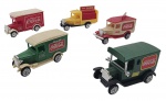 COCA-COLA - Lote com 5 miniaturas de caminhões referentes a Coca-Cola. Escala 1:50, origem: Brasil. Feitos de ferro e partes plásticas. Pode conter ínfimas marcas e desgastes.