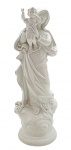 VISTA ALEGRE PORTUGAL - ARTE SACRA - Escultura com a representação de Nossa Senhora com o Menino Jesus ao colo; em biscuit; fabricada pela tradicional manufatura portuguesa Vista Alegre, fundada em 1824. Medidas: 30 x 9 cm. Uma das mãos de Nossa Senhora com danos; dedos de uma das mãos do Menino Jesus com danos.
