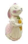 WEISS, HAND PAINTED, MADE IN BRAZIL - Potiche com a representação de uma coelhinha em trajes de época e segurando uma cenoura; tronco da coelhinha como tampa; em cerâmica esmaltada com detalhes coloridos. Medidas: 29 x 20 cm. Com fios de cabelo na tampa, dano em uma das orelhas, e bicados na borda do potiche, no focinho, e nas mãos e base da tampa.