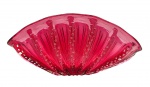 MURANO - Centro de mesa de formato orgânico e na cor cereja, com topo das laterais no formato curvo, modelado com detalhes radiais em relevo preenchido por bolhas. Medidas: 45 x 20 x 17 cm.