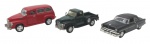 ROAD CHAMPS / WELLY / KINSMART - Lote com 3 miniaturas em ferro com partes plásticas, escala 1:43, rodas com pneus de borracha, partes móveis. Modelos: CHEVROLET C3100, FORD CRESTLINE SUNLINER 1953 e CHEVROLET SUBURBAN 1950. Podem conter ínfimos desgastes ou marcas.