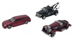DEL PRADO / KINSMART / MAISTO - Lote com 3 miniaturas de ferro com partes plásticas, escala 1:43, rodas móveis, modelos: DUESENBERG J. SPIDER 1935, CHEVROLET C3100 WRECKER  e DODGE MAGNUM R/T. Podem conter ínfimas marcas e desgastes. Duesenberg possui pequena avaria no vidro frontal.