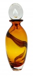 MURANO - Garrafa com tampa no formato oval, com detalhe em forma de gota no interior, borda no estilo gola, e corpo ovalado na cor ocre com faixa em tons marrons e desenho fluido. Medidas: 33 x 11 cm.