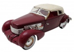 SIGNATURE MODELS - CORD 812 1937 - Miniatura de escala 1:32, feita de metal com partes plásticas. Partes móveis e pneus de borracha. Pode conter ínfimas marcas e desgastes.