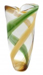 MURANO - Vaso alongado com borda no formato orgânico, adornado com faixas fluidas em tons na cores ocre e verde. Medidas: 36 x 18 cm.