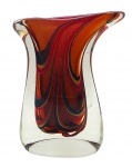 MURANO - Vaso de formato orgânico, com boca e corpo estreitos, e detalhes multicoloridos e fluidos; parte interna na cor vermelha. Medidas: 24 x 20 cm.