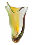 MURANO - Vaso de formato orgânico, em vidro translúcido com detalhes fluidos nas cores ocre, branca e verde. Medidas: 32 x 23 cm.