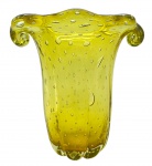 MURANO - Vaso na cor amarelo-citrino, com borda ampla e orgânica, e corpo levemente gomado adornado com bolhas distribuídas pelo interior da massa vítrea. Medidas: 28 x 27 x 26 cm.
