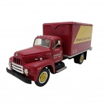 FIRST GEAR - 1957 INTERNATIONAL R-190 DRY GOODS VAN - Miniatura de caminhão feita de ferro com partes plásticas em escala 1:34, trazendo a identidade visual e os logotipos clássicos da empresa de transporte norte-americana Springfield Motor Freight.