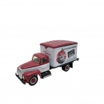 FIRST GEAR - 1957 INTERNATIONAL R-190 DRY GOODS VAN - Miniatura de caminhão feita de ferro com partes plásticas em escala 1:34. Pode conter ínfimas marcas e desgastes. Pequeno restauro na parte inferior traseira próximo as rodas da esquerda.