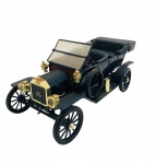 UNIVERSAL HOBBIES - FORD MODEL T - Miniatura de ferro com partes plásticas em escala 1:18, retratando o Ford modelo T. Rodas livres e pneus de borracha. Pode conter ínfimas marcas.