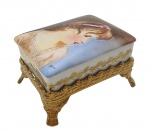 PORBRAS - Antigo potiche retangular pintado à mão, decorado na tampa com a figura de uma menina e nas laterais com motivos vegetalistas, em porcelana multicolorida e com detalhes em dourado; sobre suporte de metal decorado com padrões fitomórficos em relevo. Assinado pela artista. Medidas: 11 x 6 cm. Metal recebeu acabamento em textura metálica dourada.