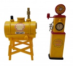 SHELL - Lote com 2 miniaturas feitas em ferro com partes plásticas retratando um tanque de combustível e um surtidor de combustível antigo. Medidas: 11cm cada. Podem conter pequenas marcas e desgastes. Ambos com mangueiras ausentes.