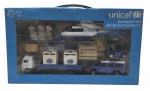 HONGWELL TOYS - UNICEF - TRANSPORT SET - Conjunto (set) de transportes retratando o órgão da UNICEF, em um helicóptero, carro, caminhão e empilhadeira. Esse set ilustra o trabalho da UNICEF em ação, levando ajuda às crianças no mundo. Itens em ferro com partes plásticas, rodas livres. Caixa lacrada. Possui pequenos desgastes e leve rasgo na caixa.