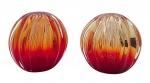 MURANO - 02 esculturas globulares trabalhadas em tons vermelho e laranja, com gomos dispostos radialmente. Medidas: 14 x 14 cm; 13,5 x 13,5 cm.