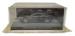 ALTAYA - 007 JAMES BOND CARS COLLECTION - ASTON MARTIN DBS - QUANTUM OF SOLACE - Miniatura do carro do icônico personagem James Bond, o espião 007, o Aston Martin DBS do filme Quantum of Solace, em escala 1:43, feito em metal com partes plásticas, protegido em uma caixa expositora de acrílico com cenário embutido. Ano: 2008. Lacrado.