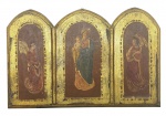 ARTE SACRA - Tríptico de parede em madeira nobre patinada de dourado, com três painéis com a representação policromada da Virgem Maria com o Menino Jesus ao centro, ladeados por dois anjos. Medidas: 35 x 24 cm. Com ínfimos sinais de desgaste na pintura e na douração.