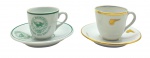 RIO BRANCO, RIO DE JANEIRO, BRASIL - 02 xícaras de café com diferentes padrões decorativos, uma com detalhes em dourado e a outra com detalhes em verde, pertencentes à antiga companhia aérea PANAIR DO BRASIL, fundada em 1929 e que esteve em atividade até o ano de 1969. Em porcelana da tradicional manufatura brasileira Rio Branco. Medidas: 11 x 6 cm.