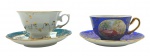 02 xícaras de chá com seus respectivos pires e diferentes padrões decorativos, pintados à mão, que incluem detalhes em dourado, medalhões com residências em cenários campestres e cor azul cobalto, e motivos florais, volutas e cor verde escura; em porcelana, com assinatura da artista. Medidas: 15 x 7 cm. Xícara em azul cobalto com ínfimo bicado na borda.