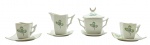 PORCELANA CONDESSA, BLUMENAU - Parte de serviço de café de inspiração oriental, composto por 01 açucareiro, 01 leiteira e 02 xícaras de café, todos os itens com seus respectivos pires; em porcelana moldada no formato retangular, e adornada com filetes dourados e motivos florais em verde e preto. Medidas: 11 x 10 cm; 10 x 6 cm. Uma das xícaras com fio de cabelo.