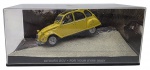 ALTAYA - 007 JAMES BOND CARS COLLECTION - CITROËN 2CV - FOR YOUR EYES ONLY - Miniatura do carro do icônico personagem James Bond, o espião 007, o Citroën 2CV do filme Somente para Seus Olhos, em escala 1:43, feito em metal com partes plásticas, protegido em uma caixa expositora de acrílico com cenário embutido. Ano: 2008.