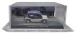 ALTAYA - 007 JAMES BOND CARS COLLECTION -MINI MOKE - LIVE AND LET DIE - Miniatura do carro do icônico personagem James Bond, o espião 007, o Mini Moke do filme Viva e Deixe Morrer, em escala 1:43, feito em metal com partes plásticas, protegido em uma caixa expositora de acrílico com cenário embutido. Ano: 2008. Lacrado.