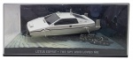 ALTAYA - 007 JAMES BOND CARS COLLECTION - LOTUS ESPRIT - THE SPY WHO LOVED ME - Miniatura do carro do icônico personagem James Bond, o espião 007, o Lotus Esprit do filme O Espião que me Amava, em escala 1:43, feito em metal com partes plásticas, protegido em uma caixa expositora de acrílico com cenário embutido. Ano: 2008.
