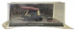 ALTAYA - 007 JAMES BOND CARS COLLECTION - TUK TUK - OCTOPUSSY - Miniatura do carro do icônico personagem James Bond, o espião 007, o TUK TUK do filme 007 Contra Octopussy, em escala 1:43, feito em metal com partes plásticas, protegido em uma caixa expositora de acrílico com cenário embutido. Ano: 2008. Lacrado.