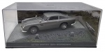 ALTAYA - 007 JAMES BOND CARS COLLECTION - ASTON MARTIN DB5 - GOLDFINGER - Miniatura do carro do icônico personagem James Bond, o espião 007, o Aston Martin DB5 do filme 007 Goldfinger, em escala 1:43, feito em metal com partes plásticas, protegido em uma caixa expositora de acrílico com cenário embutido. Ano: 2008.