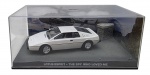 ALTAYA - 007 JAMES BOND CARS COLLECTION - LOTUS ESPRIT -THE SPY WHO LOVED ME - Miniatura do carro do icônico personagem James Bond, o espião 007, a Lotus Esprit do filme O Espião que mais me Amava, em escala 1:43, feito em metal com partes plásticas, protegido em uma caixa expositora de acrílico com cenário embutido. Ano: 2008.
