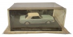 ALTAYA - 007 JAMES BOND CARS COLLECTION - FORD MUSTANG CONVERTIBLE - THUNDERBALL - Miniatura do carro do icônico personagem James Bond, o espião 007, o Ford Mustang Conversível do filme Thunderball. em escala 1:43, feito em metal com partes plásticas, protegido em uma caixa expositora de acrílico com cenário embutido. Ano: 2008. Lacrada.