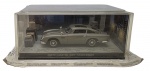 ALTAYA - 007 JAMES BOND CARS COLLECTION - ASTON MARTIN DB5 - GOLDFINGER - Miniatura do carro do icônico personagem James Bond, o espião 007, o Aston Martin DB5 do filme 007 Goldfinger, em escala 1:43, feito em metal com partes plásticas, protegido em uma caixa expositora de acrílico com cenário embutido. Ano: 2008. Lacrada.