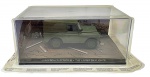 ALTAYA - 007 JAMES BOND CARS COLLECTION - LAND ROVER SERIES III- THE LIVING DAYLIGHTS - Miniatura do carro  do icônico personagem James Bond, o espião 007, o Land Rover Series III do filme Marcado para a Morte, em escala 1:43, feito em metal com partes plásticas, protegido em uma caixa expositora de acrílico com cenário embutido. Ano: 2008. Lacrada. Acrílico com leve detalhe na parte superior.