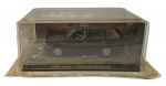 ALTAYA - 007 JAMES BOND CARS COLLECTION - RANGE ROVER - TOMORROW NEVER DIES - Miniatura do carro  do icônico personagem James Bond, o espião 007, o Range Rover do filme O Amanhã Nunca Morre, em escala 1:43, feito em metal com partes plásticas, protegido em uma caixa expositora de acrílico com cenário embutido. Ano: 2008. Lacrada.