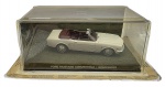 ALTAYA - 007 JAMES BOND CARS COLLECTION - FORD MUSTANG CONVERTIBLE - GOLDFINGER - Miniatura do carro  do icônico personagem James Bond, o espião 007, o Ford Mustang Conversível do filme 007 Goldfinger, em escala 1:43, feito em metal com partes plásticas, protegido em uma caixa expositora de acrílico com cenário embutido. Ano: 2008. Lacrada.