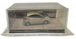 ALTAYA - 007 JAMES BOND CARS COLLECTION - FORD KA - QUANTUM OF SOLACE - Miniatura do carro  do icônico personagem James Bond, o espião 007, o Ford Ka do filme Quantum of Solace, em escala 1:43, feito em metal com partes plásticas, protegido em uma caixa expositora de acrílico com cenário embutido. Ano: 2008. Lacrada.
