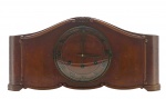 SILCO - Relógio carrilhão de mesa, a três cordas; caixa em madeira nobre marrom clara decorada com frisos em forma de volutas e padrões fitomórficos; mostrador em algarismos romanos com aplicações em metal; portinhola frontal em vidro curvo. Fabricação brasileira. Medidas: 51 x 25 x 17 cm. Não testado; chave não inclusa; madeira com ínfimos desgastes. Recomendamos o envio por transportadora, dada a delicadeza da peça.