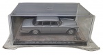 ALTAYA - 007 JAMES BOND CARS COLLECTION - MERCEDES 600 - ON HER MAJESTY'S SECRET SERVICE - Miniatura do carro  do icônico personagem James Bond, o espião 007, o Mercedes 600 do filme A Serviço de sua Majestade, em escala 1:43, feito em metal com partes plásticas, protegido em uma caixa expositora de acrílico com cenário embutido. Ano: 2008. Lacrada.