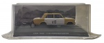ALTAYA - 007 JAMES BOND CARS COLLECTION - LADA 1500 - THE LIVING DAYLIGHTS - Miniatura do carro  do icônico personagem James Bond, o espião 007, Lada 1500 do filme Marcado para a Morte, em escala 1:43, feito em metal com partes plásticas, protegido em uma caixa expositora de acrílico com cenário embutido. Ano: 2008. Lacrada.
