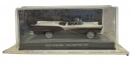 ALTAYA - 007 JAMES BOND CARS COLLECTION - FORD FAIRLANE - DIE ANOTHER DAY - Miniatura do carro  do icônico personagem James Bond, o espião 007, o Ford Fairlane do filme Um Novo Dia para Morrer, em escala 1:43, feito em metal com partes plásticas, protegido em uma caixa expositora de acrílico com cenário embutido. Ano: 2008. Lacrada.