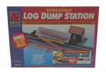 LIFE-LIKE TRAINS - LOG DUMP STATION - Cenário em escala HO para ferroramas, bem realísticos, de origem norte-americana.  Fácil de ser colocada no trilho. Feito de plástico rígido.