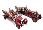 SIGNATURE SERIES - Lote com 2 miniaturas retratando caminhões antigos de bombeiros em escala 1:43, feitos de metal com partes plásticas, rodas livres e pneus de borracha. Modelos: 1925 AHRENS-FOX N-S-4 e 1932 BUFFALO TYPE 50.