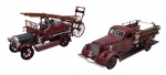 SIGNATURE SERIES - Lote com 2 miniaturas retratando caminhões antigos de bombeiros em escala 1:43, feitos de metal com partes plásticas, rodas livres e pneus de borracha. Modelos: 1939 AMERICAN LAFRANCE B-550RC e 1921 DENNIS N TYPE.