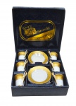 PRESENTTI - ITALY STYLE, GOLD COLLECTION, FINE PORCELAIN - Conjunto composto por composto por 06 xícaras de café com seus respectivos pires. Decorados com volutas e padrões geométricos em dourado sobre faixa amarela; asas e bases quadrípodes das xícaras com douração total; em porcelana. Medidas: 12 x 8 cm; 27 x 25 x 6 cm (caixa).