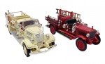 SIGNATURE SERIES - Lote com 2 miniaturas retratando caminhões antigos de bombeiros em escala 1:43, feitos de metal com partes plásticas, rodas livres e pneus de borracha. Modelos: 1923 MAXIM CL e 1938 AHRENS FOX VC.