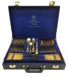BESTECKE SOLINGEN, MADE IN GERMANY - Sofisticado faqueiro alemão, completo, com 70 peças banhadas a ouro, sendo as facas com lâminas em aço inoxidável Edelstahl Rostfrei. Cabos adornados com volutas e padrões florais em relevo. Em maleta original em couro sintético azul e com dois fechos com fechaduras (chaves não inclusas). Medidas (maleta): 46 x 32 x 9 cm.