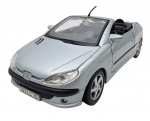 MAISTO - PEUGEOT 206 CC - Miniatura da Maisto, retratando um Peugeot 206 CC, em escala 1:24, com partes móveis, rodas livres, pneus de borracha e feita de metal com partes plásticas. Pode conter ínfimas marcas ou desgastes.